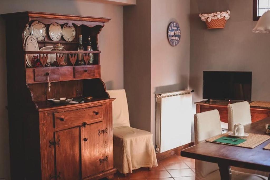 Televízia a/alebo spoločenská miestnosť v ubytovaní Alloggio i Geranei