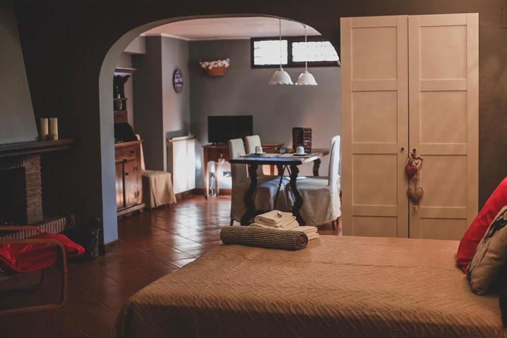 Televízia a/alebo spoločenská miestnosť v ubytovaní Alloggio i Geranei