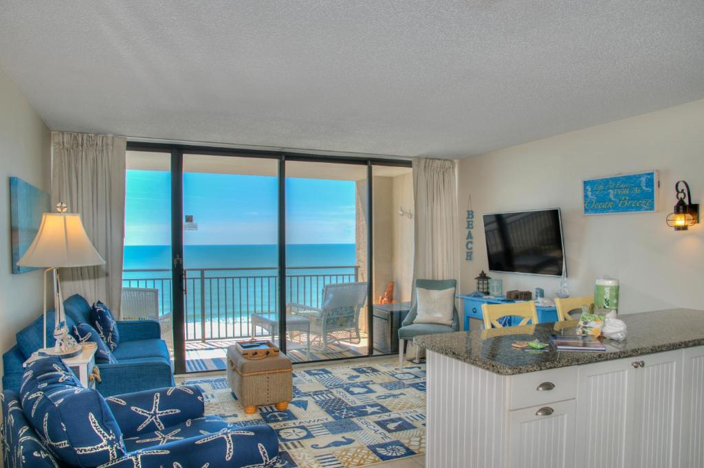 sala de estar con vistas al océano en Ocean Forest Plaza by Palmetto Vacations, en Myrtle Beach