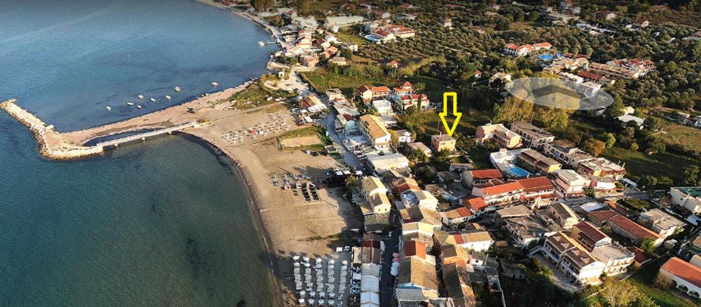 een uitzicht vanuit de lucht op een strand met een gele pijl bij Pitsinis Apartments II in Roda