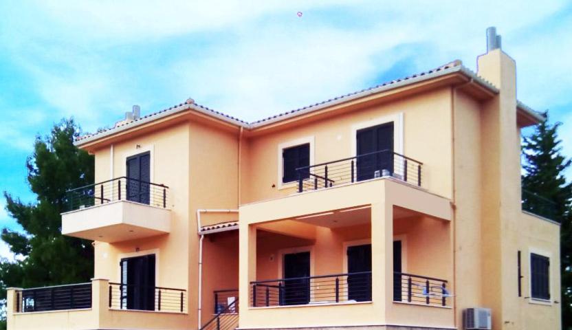 雷夫卡達鎮的住宿－Villa Salomi，房屋的顶部设有两个阳台