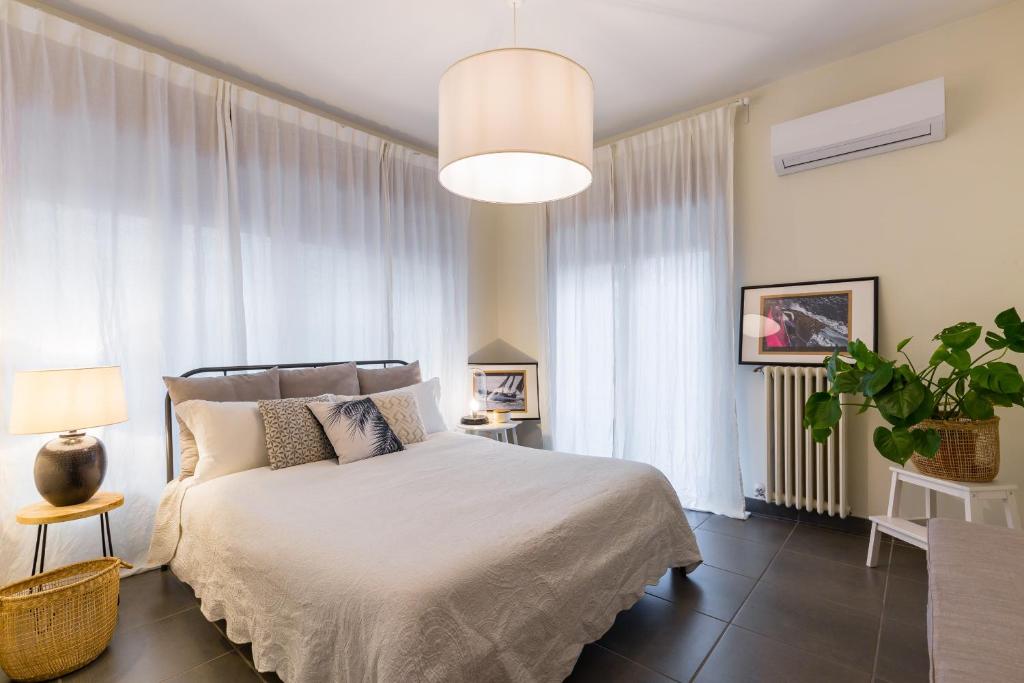 サレルノにあるStarhost - CASA DEL CAPITANOのベッドルーム1室(ベッド1台、大きな窓付)