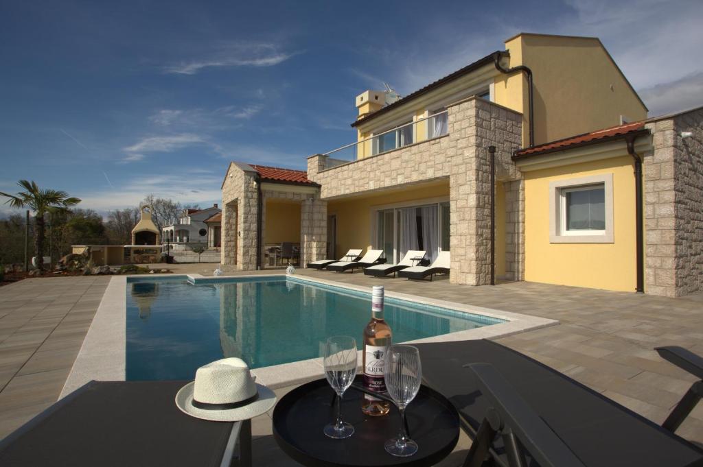 Luxury Villa Lidija tesisinde veya buraya yakın yüzme havuzu
