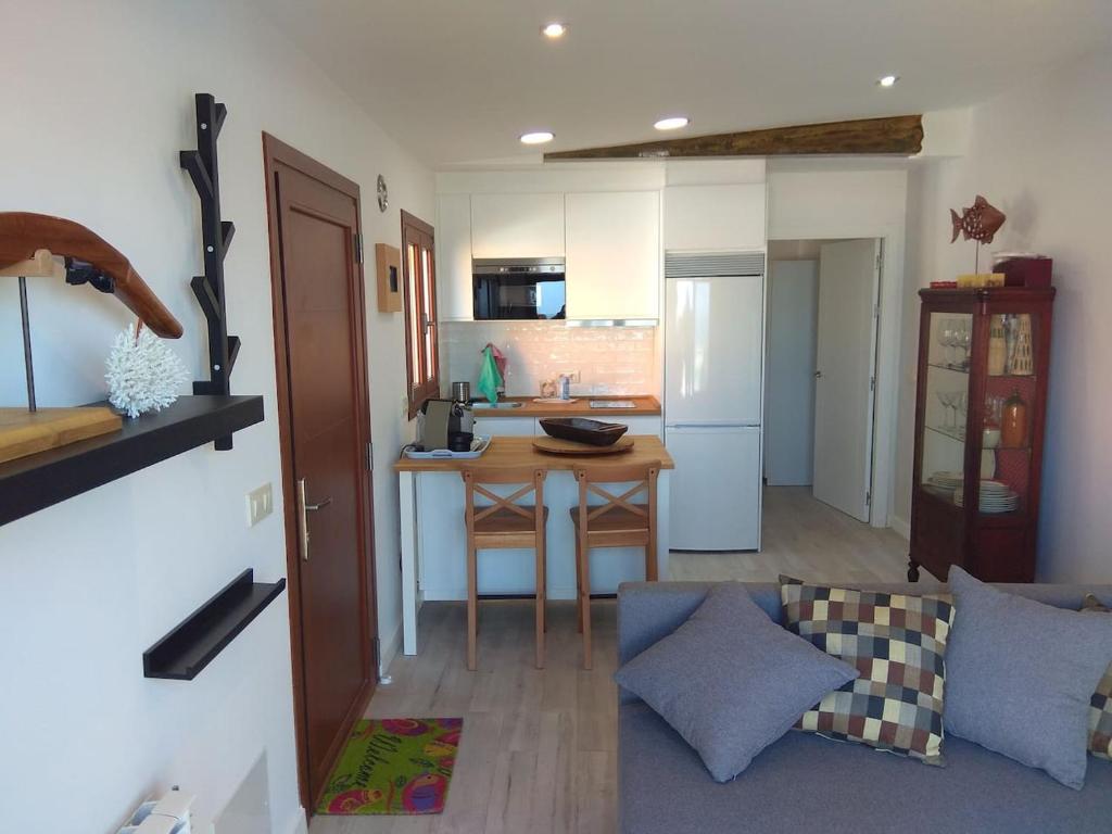 uma cozinha com uma pequena mesa num quarto em A Guaira, fantástico apartamento al borde del mar em Oia