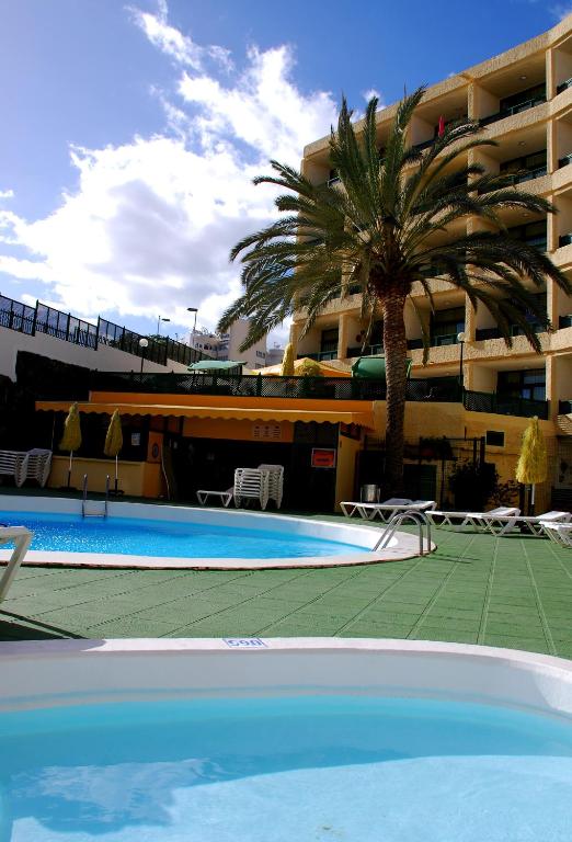 The swimming pool at or close to Apartamentos las Dunas