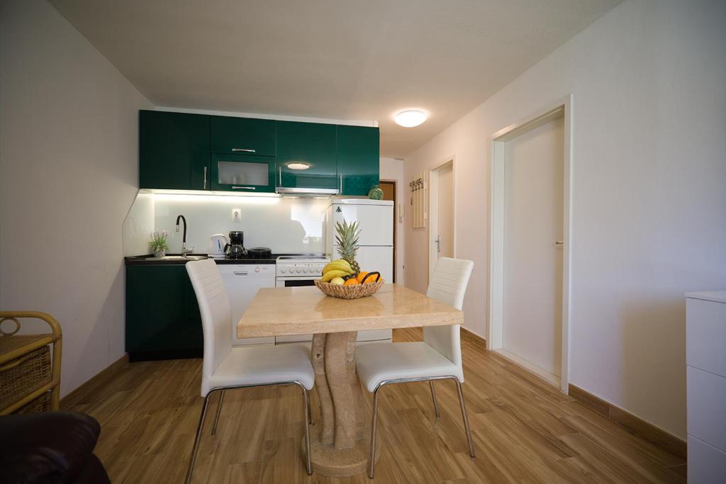 Kuchyňa alebo kuchynka v ubytovaní Split City apt in Firule beach area