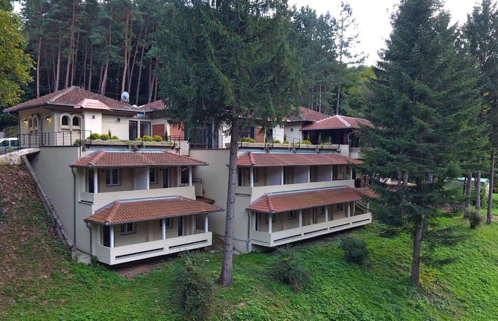 szereg domów z czerwonymi dachami i drzewami w obiekcie Restoran sa prenoćištem Gornjak w mieście Krepoljin
