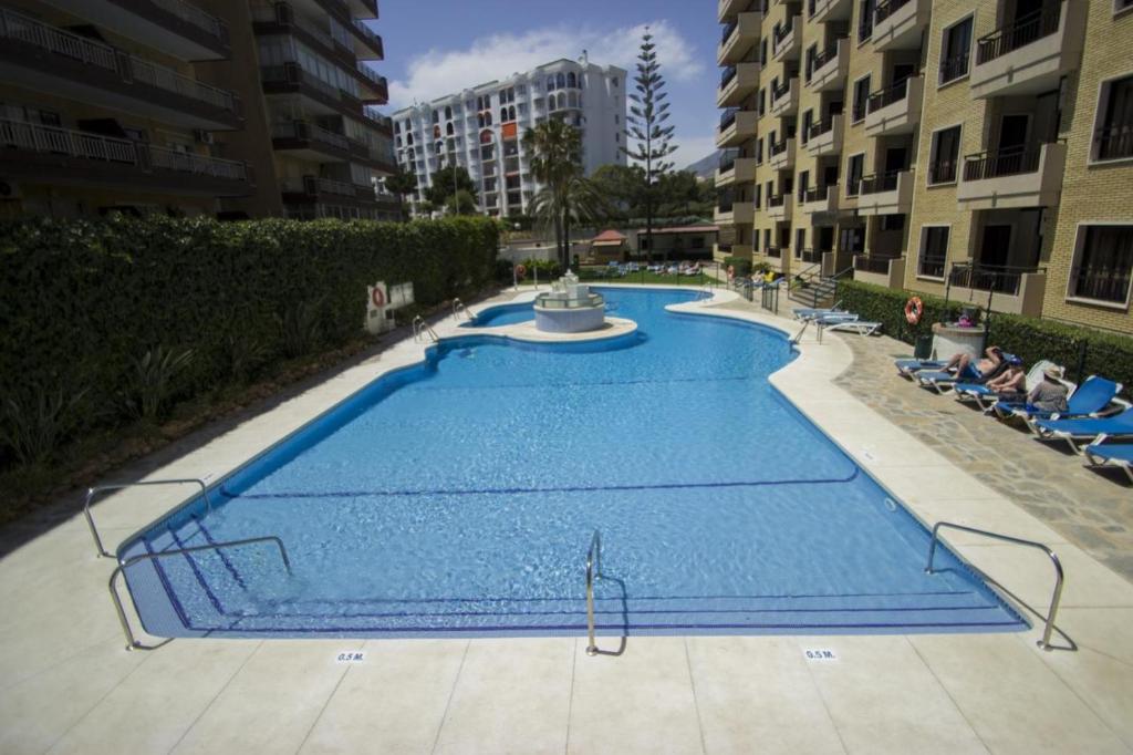 duży basen w środku budynku w obiekcie Apartamento Ronda 4 - Los Boliches w mieście Fuengirola