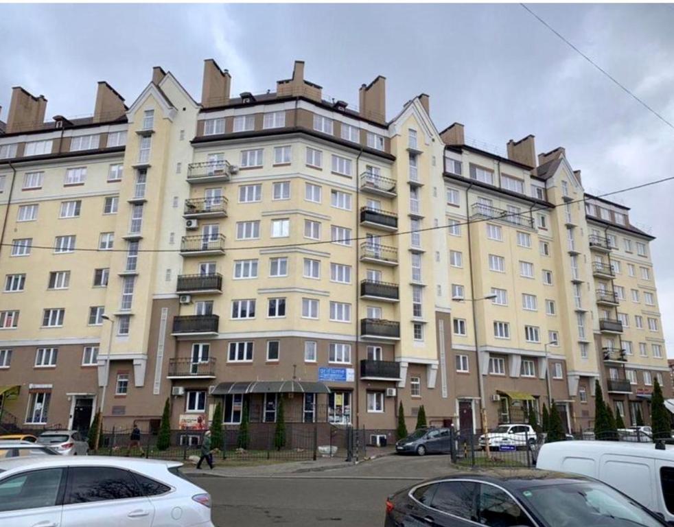 カリーニングラードにあるАпартаменты в центре Калининградаの車が目の前に停まった大きな建物