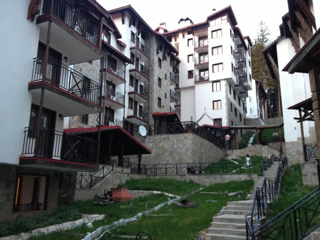 un callejón en medio de una ciudad con edificios en Ski Apartment in Castle Complex, en Pamporovo