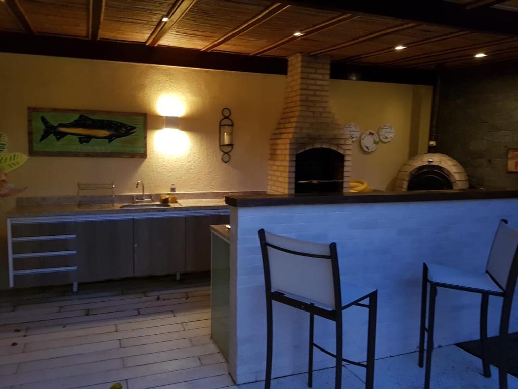  Casa alto padrão na Ferradura em condomínio com piscina privativa