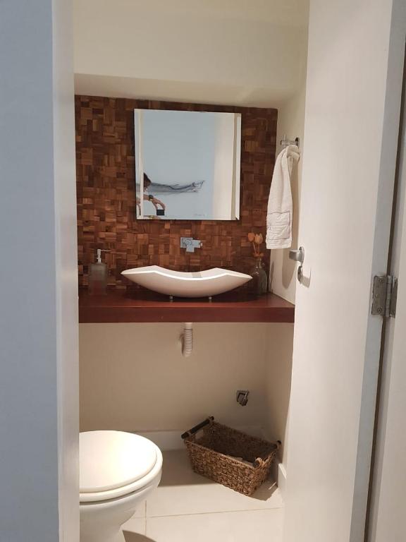  Casa alto padrão na Ferradura em condomínio com piscina privativa