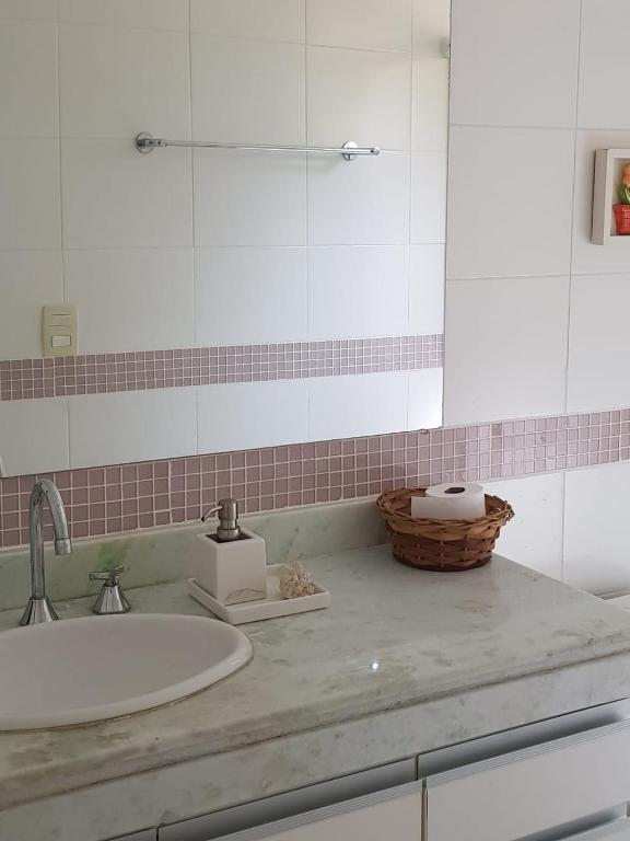  Casa alto padrão na Ferradura em condomínio com piscina privativa