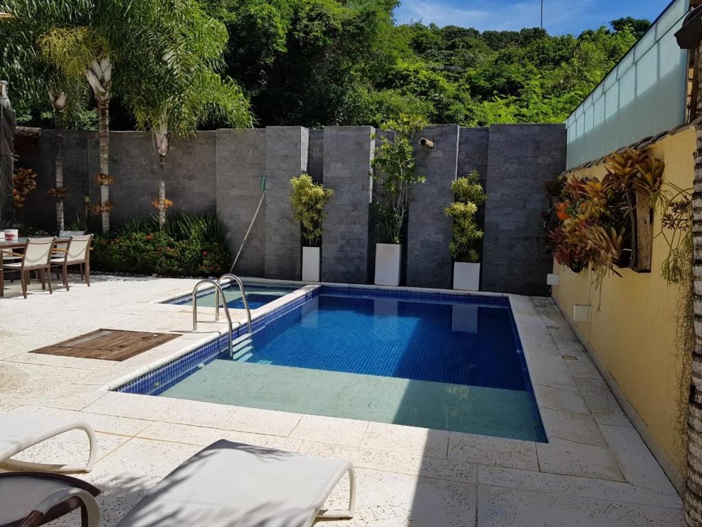  Casa alto padrão na Ferradura em condomínio com piscina privativa