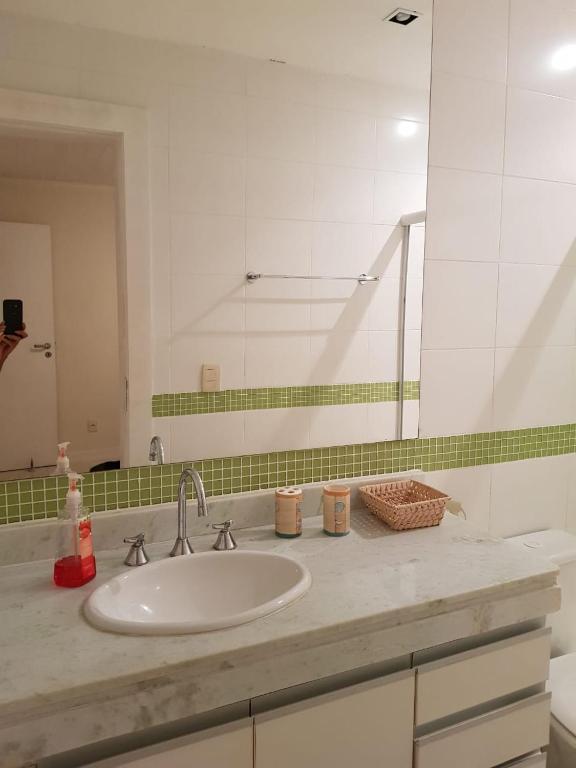  Casa alto padrão na Ferradura em condomínio com piscina privativa