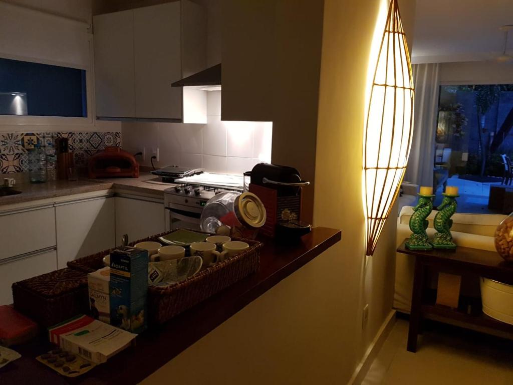  Casa alto padrão na Ferradura em condomínio com piscina privativa