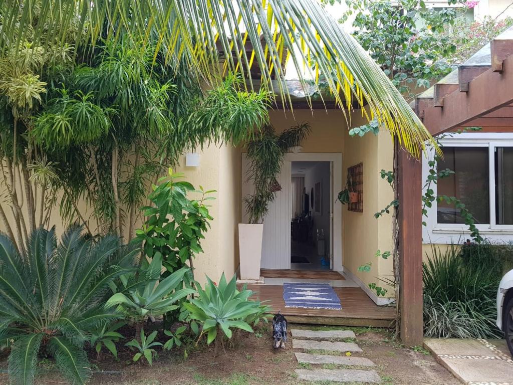  Casa alto padrão na Ferradura em condomínio com piscina privativa