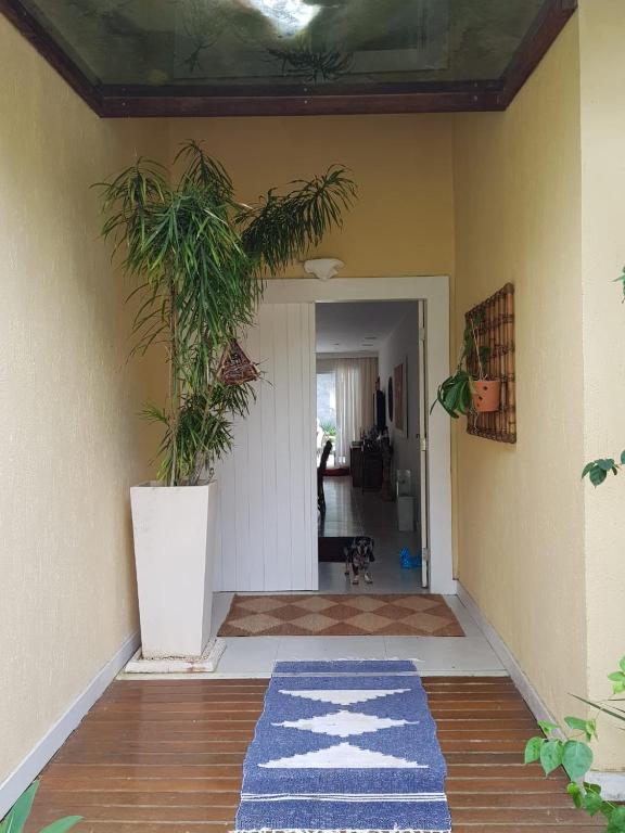  Casa alto padrão na Ferradura em condomínio com piscina privativa