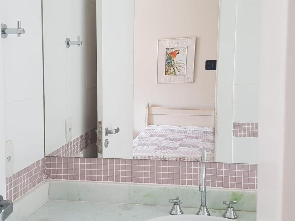  Casa alto padrão na Ferradura em condomínio com piscina privativa