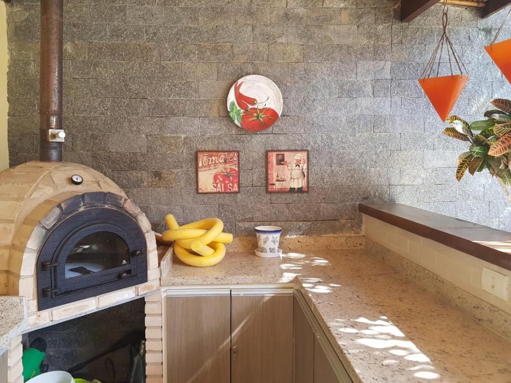  Casa alto padrão na Ferradura em condomínio com piscina privativa