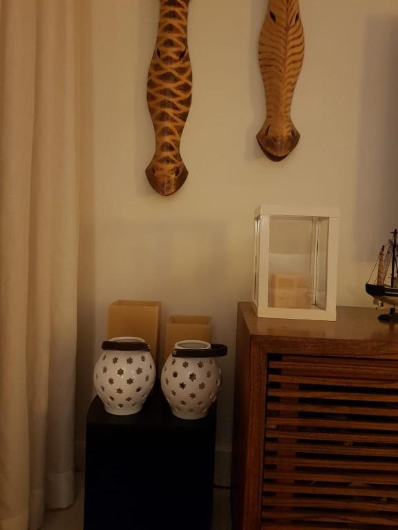  Casa alto padrão na Ferradura em condomínio com piscina privativa