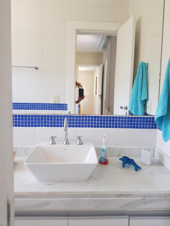  Casa alto padrão na Ferradura em condomínio com piscina privativa