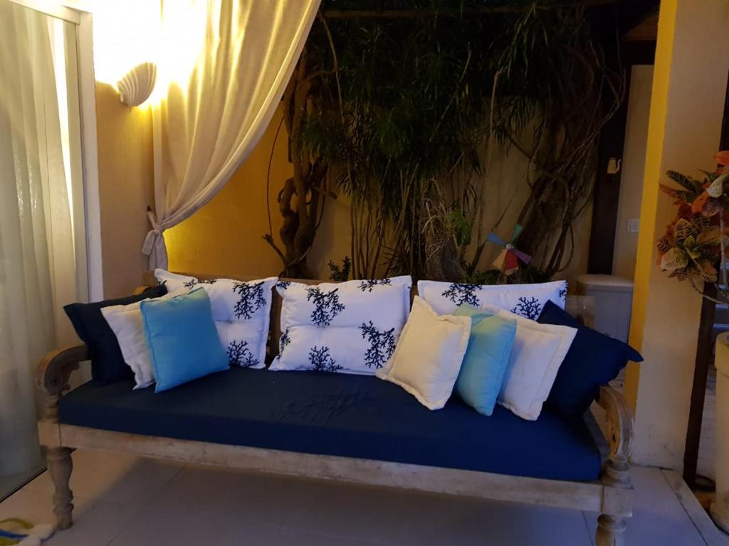  Casa alto padrão na Ferradura em condomínio com piscina privativa