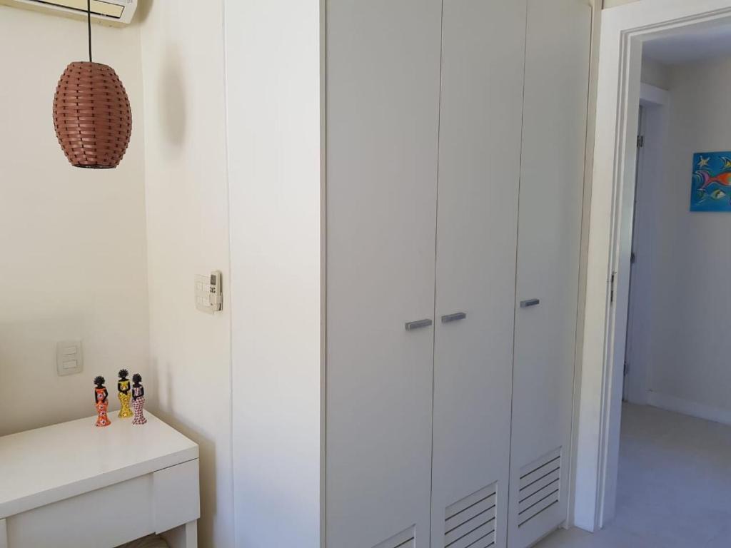  Casa alto padrão na Ferradura em condomínio com piscina privativa