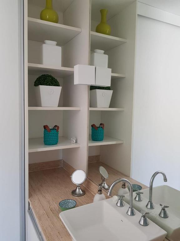  Casa alto padrão na Ferradura em condomínio com piscina privativa