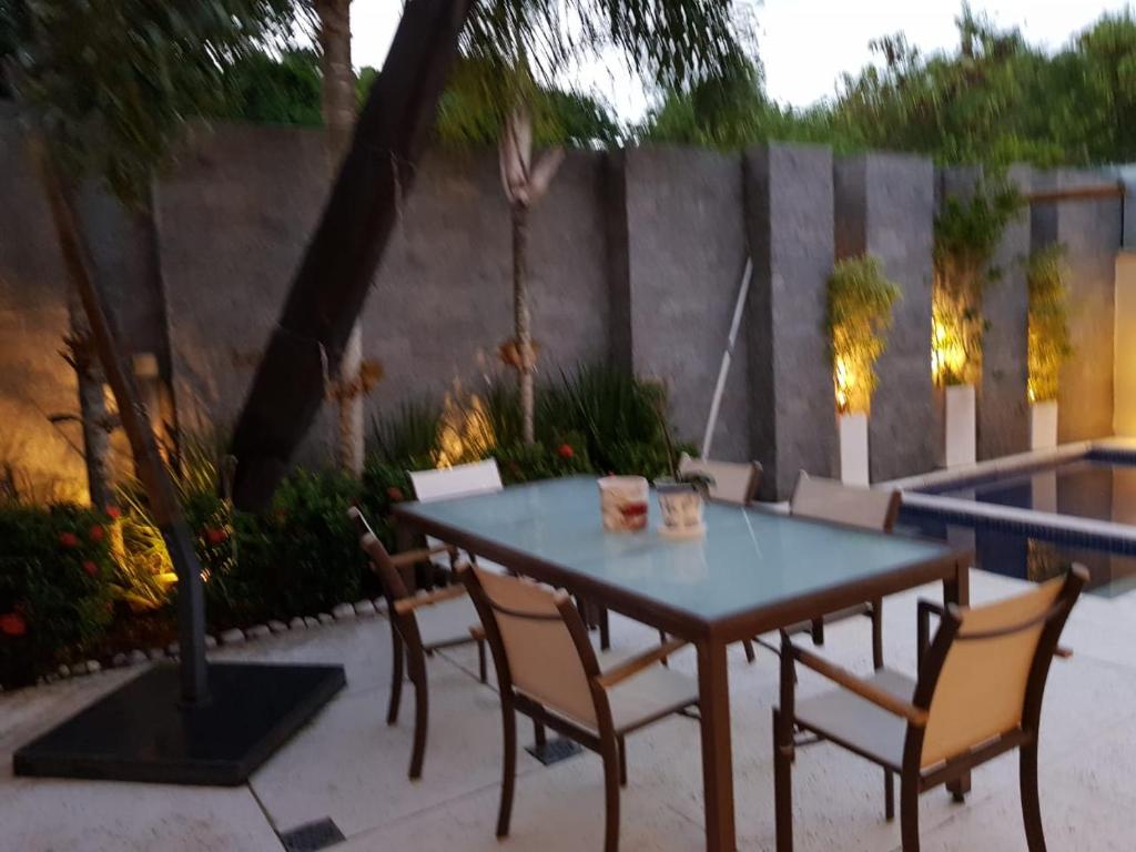  Casa alto padrão na Ferradura em condomínio com piscina privativa