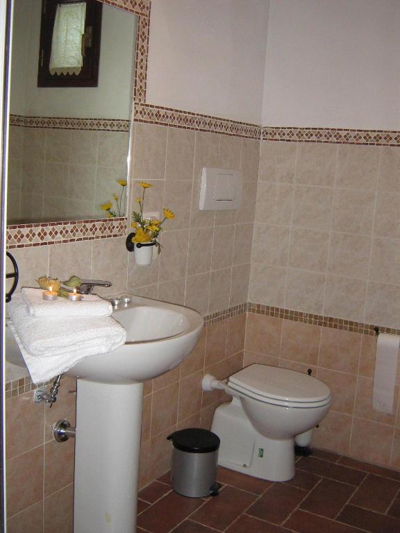 A bathroom at Certine Agriturismo