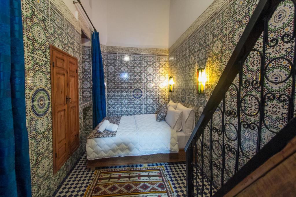 Postel nebo postele na pokoji v ubytování Dar Meknes Tresor