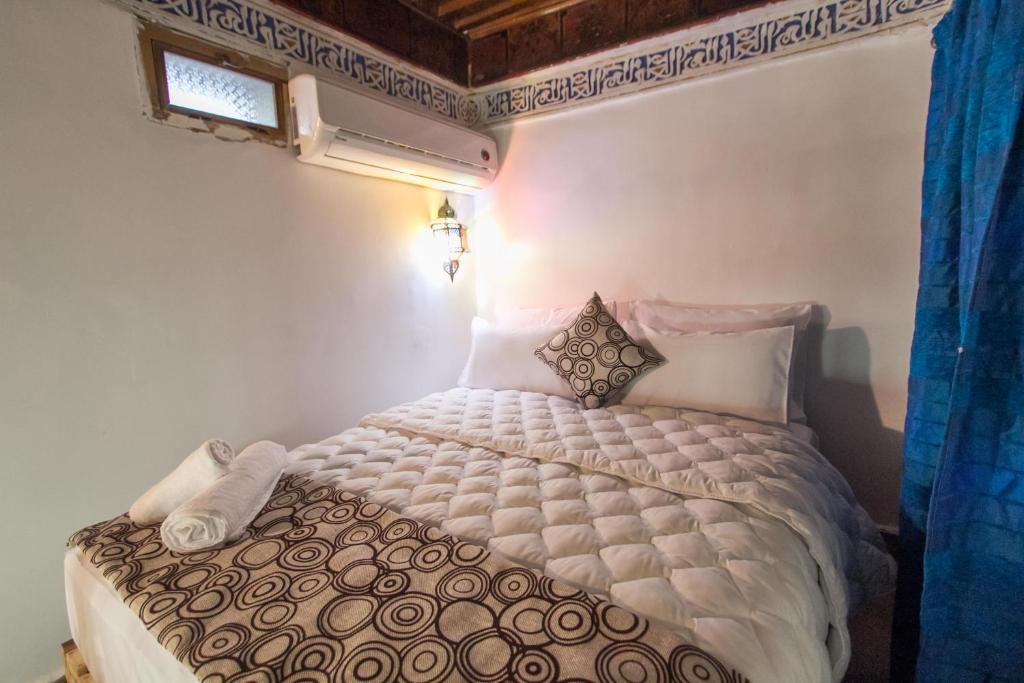 Postel nebo postele na pokoji v ubytování Dar Meknes Tresor