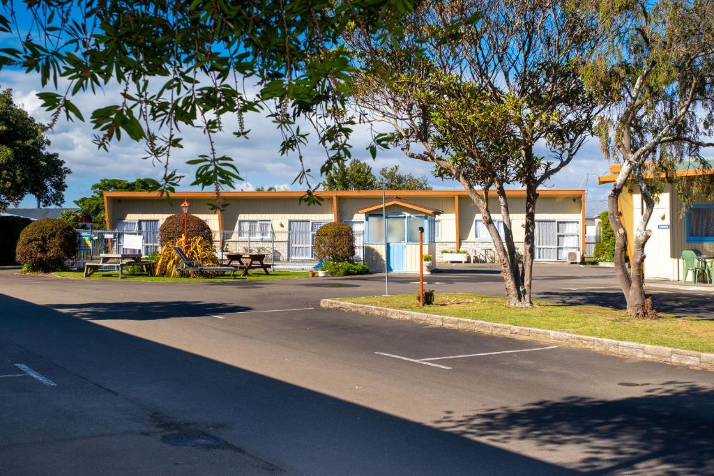 un estacionamiento frente a un edificio en Sundowner Spanish Lady Motel, en Napier