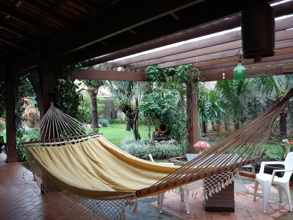 een hangmat hangend aan een paviljoen in een tuin bij Conforto com aconchego e paz in Ilha Comprida