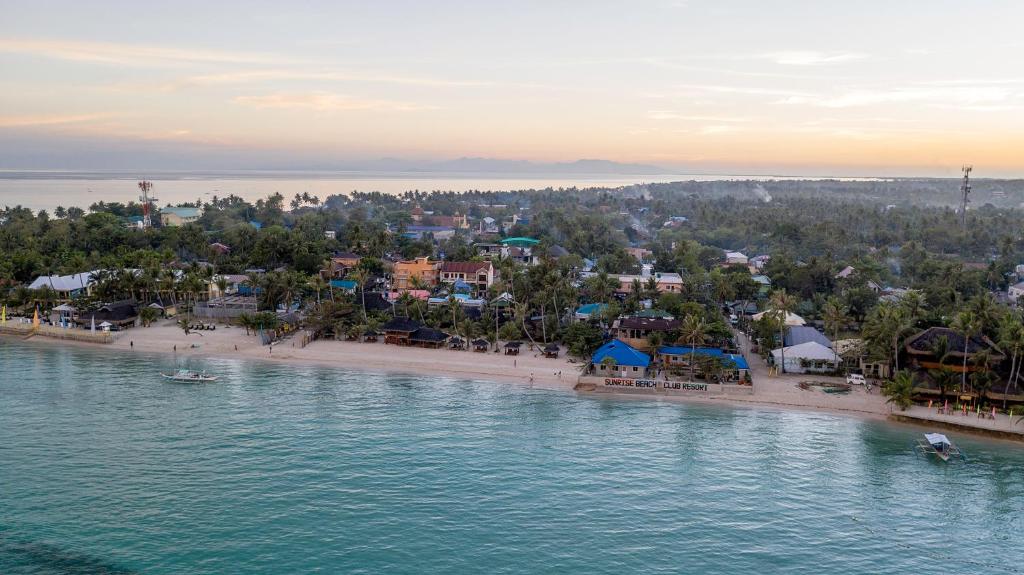 una vista aérea de una playa con un complejo en Sunrise Beach Club Resort Amanecer, en Bantayan Island