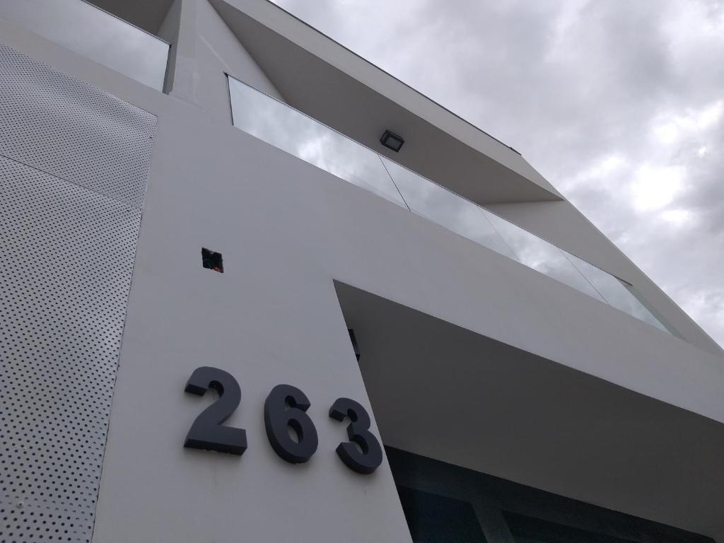 um edifício com números na lateral em Premium Loft Lorena em Lorena