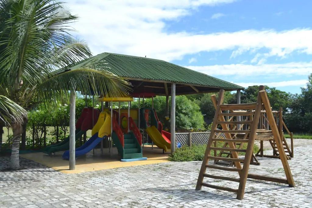  Casa ampla em condomínio fechado com área de lazer completa