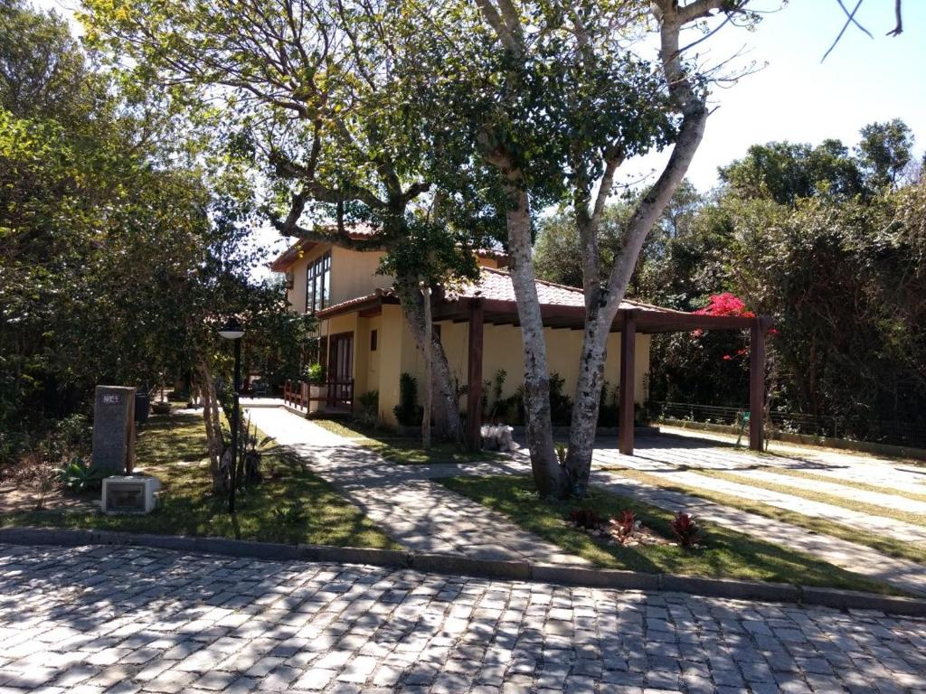  Casa ampla em condomínio fechado com área de lazer completa