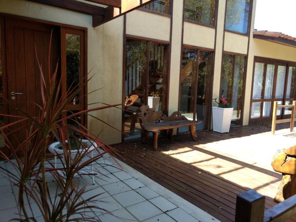  Casa ampla em condomínio fechado com área de lazer completa