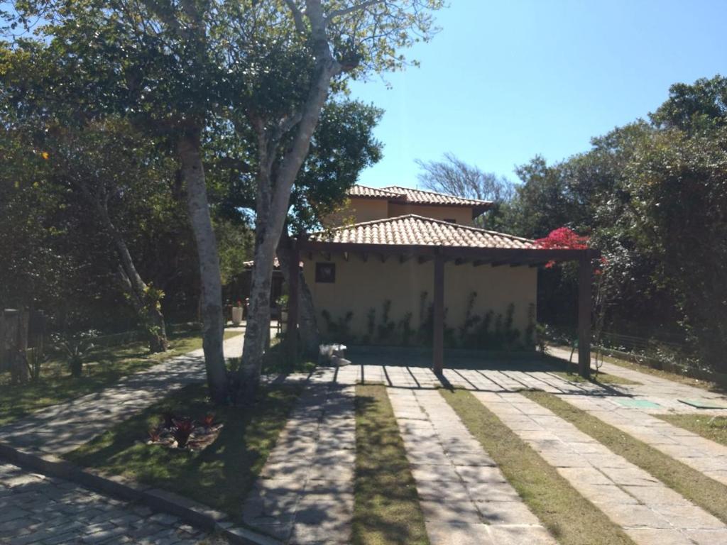  Casa ampla em condomínio fechado com área de lazer completa