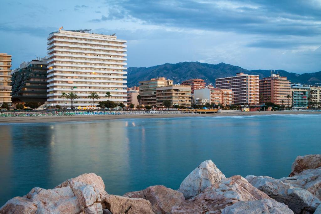 vistas a una ciudad con playa y edificios en Apartamentos Stella Maris - Marcari SL, en Fuengirola