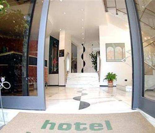 een lobby met een hotelbord op de deur van een gebouw bij Hotel Boston in Livorno