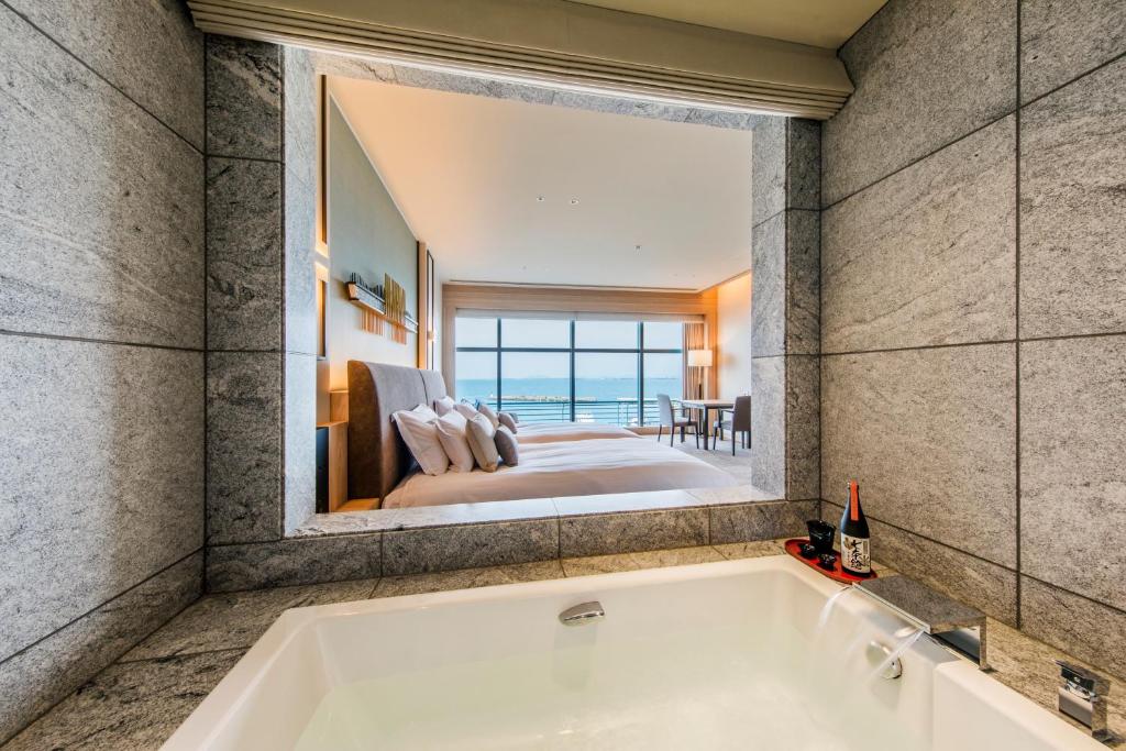 Postel nebo postele na pokoji v ubytování Biwako Hotel