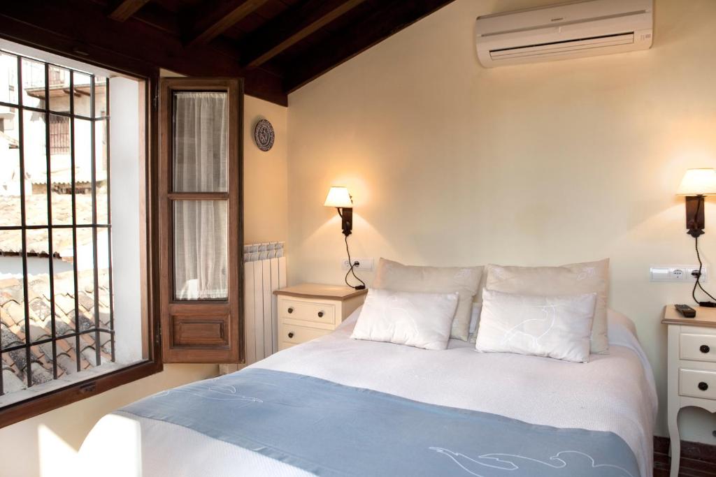 Кровать или кровати в номере Suites Casa Cuesta del Agua