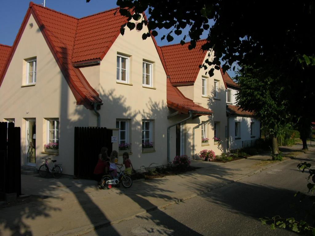 una gran casa blanca con techos rojos en Willa Katrin, en Mikołajki