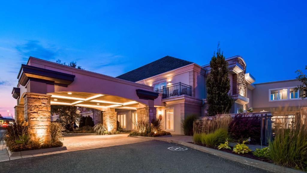 una casa grande con entrada al atardecer en Best Western Premier Hotel Aristocrate, en Quebec