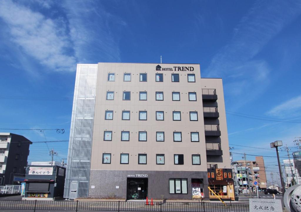 un edificio alto con un cartel encima en Hotel Trend Okazaki Ekimae, en Okazaki