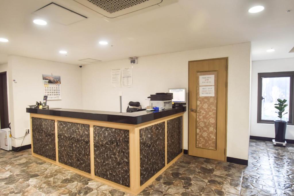 Kuchyň nebo kuchyňský kout v ubytování Dream Jeju Hotel
