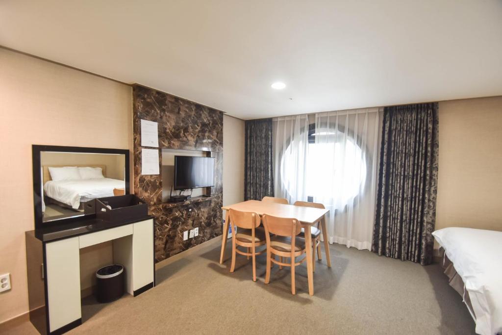 Postel nebo postele na pokoji v ubytování Dream Jeju Hotel